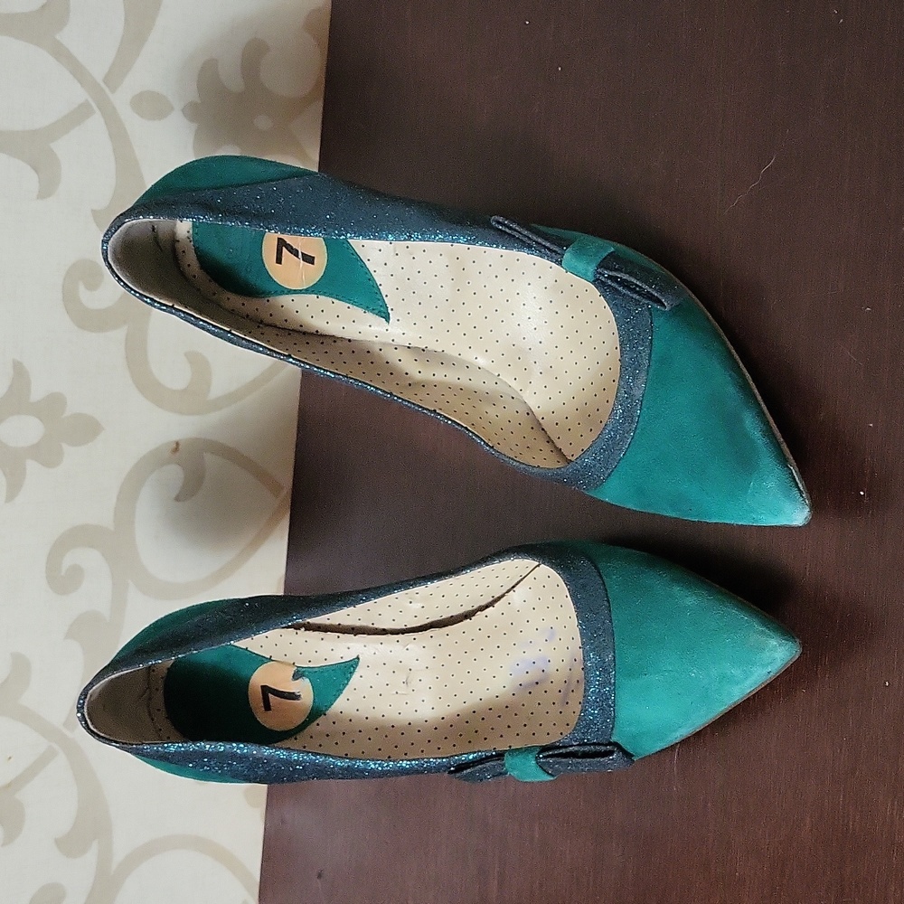 Green suede shoes sz US7 but I have 6.5 and it's just right for me.